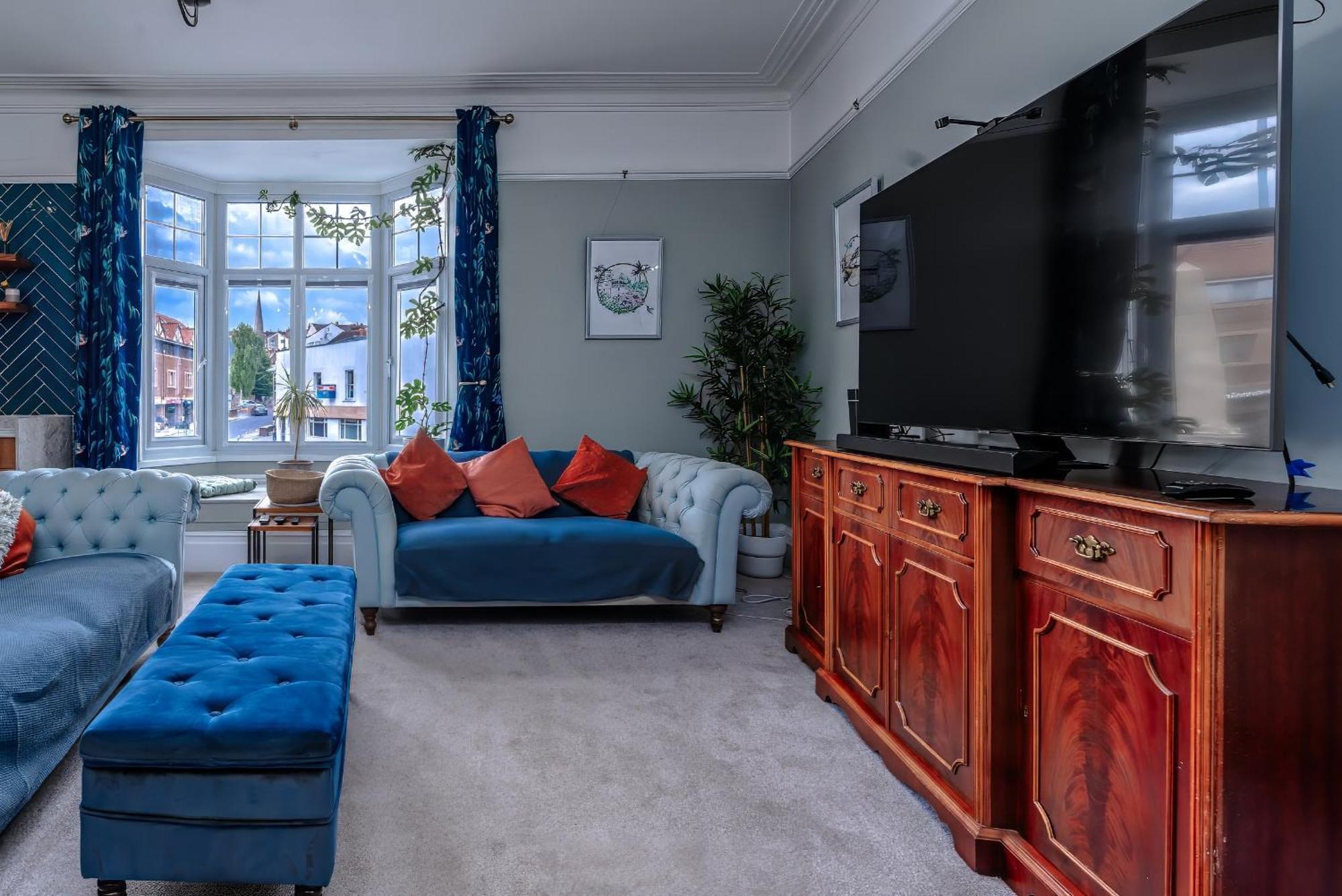 Modern Serviced Apartment: Views Of Village Center Bristol Exterior photo