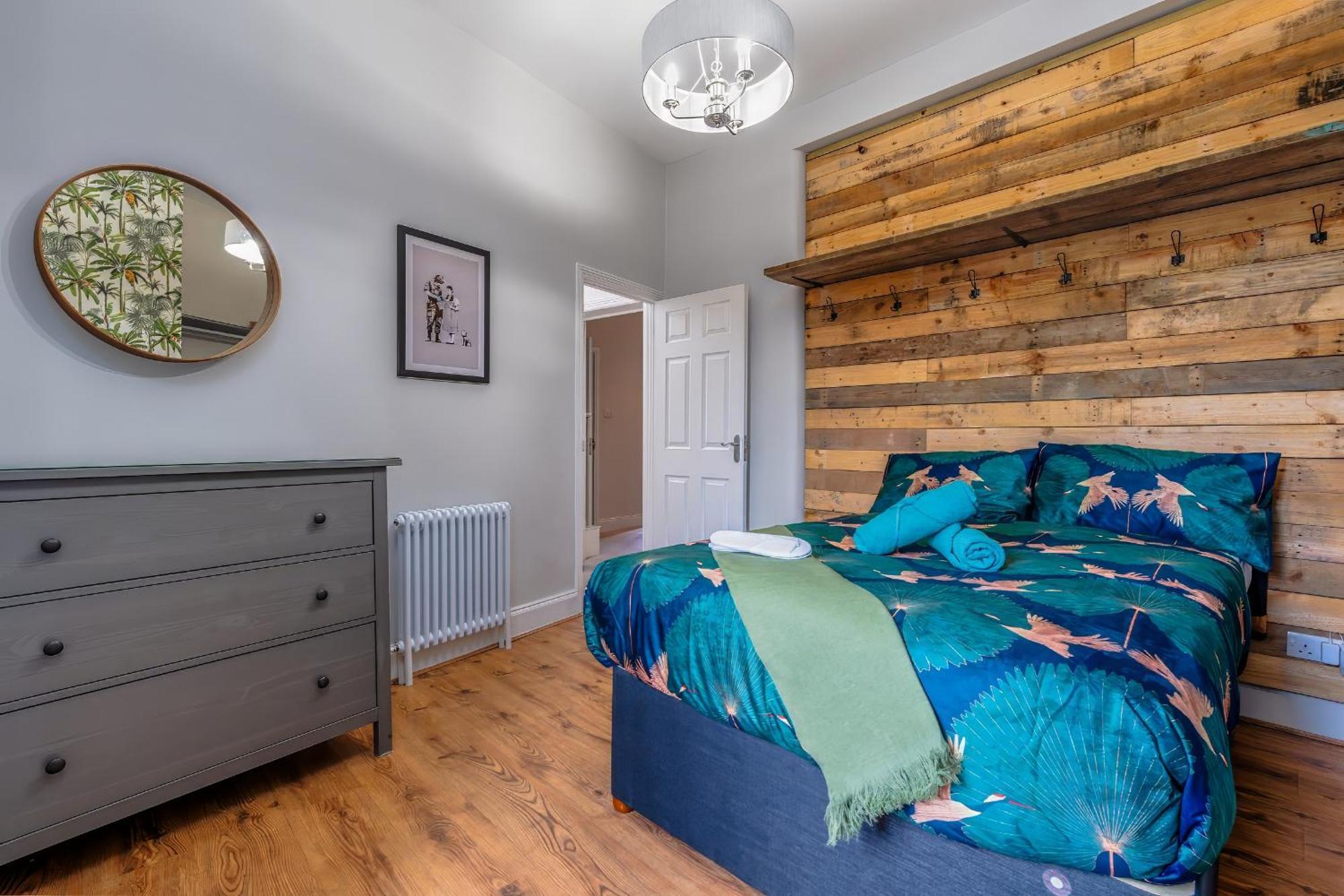 Modern Serviced Apartment: Views Of Village Center Bristol Exterior photo