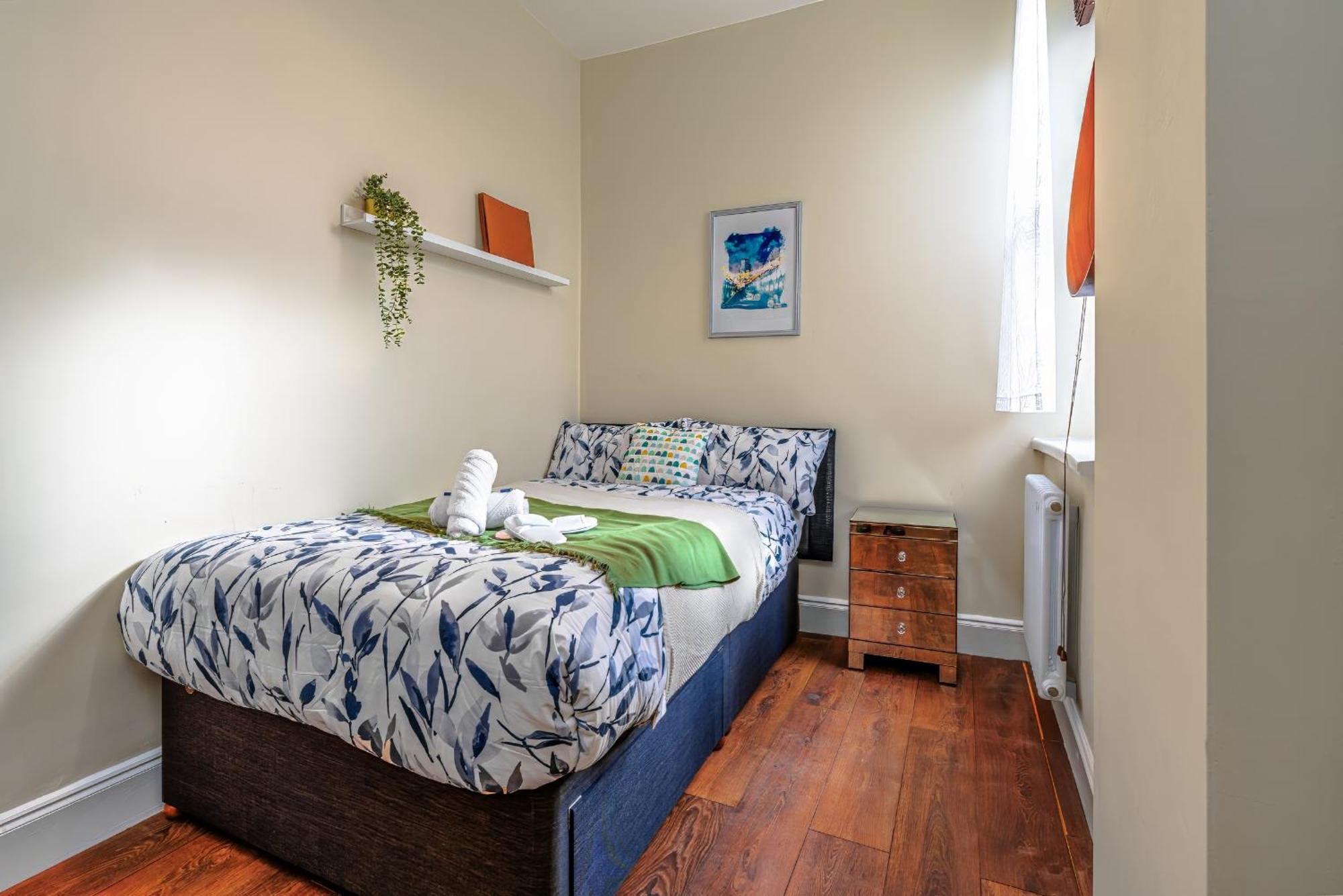 Modern Serviced Apartment: Views Of Village Center Bristol Exterior photo